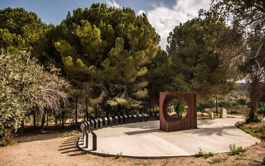 אנדרטת 'נעדרות' - יצירת פיסול סביבתי מרשימה של וינקלר האומן המוצבת במרחב ציבורי, המשלבת אסתטיקה מוקפדת עם מסר חברתי