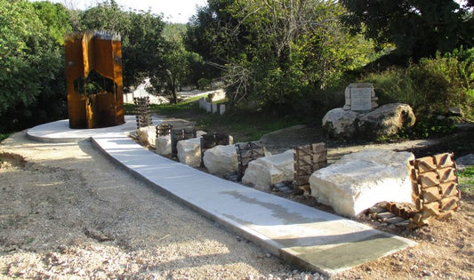 אנדרטה – לטרון