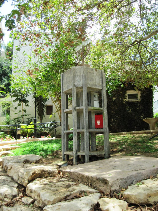 פיסול סביבתי של מגדל המים הראשון בהרצליה - אנדרטה היסטורית מאת וינקלר