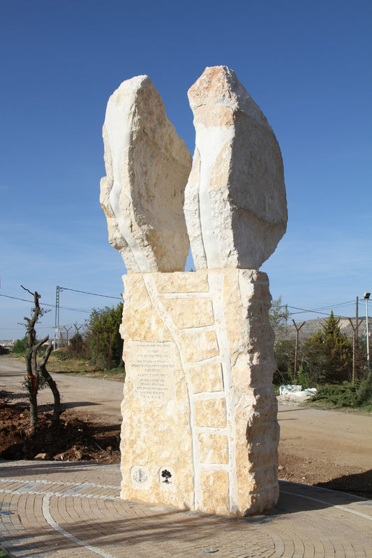 אנדרטת "סולם יעקב", שנוצרה על ידי הפסל חן וינקלר, מהווה מחווה אמנותית-זיכרונית מרגשת לזכרו של אלחיי טהרלב ז"ל, אשר נפל בפיגוע בטרמפיאדה בגוש עציון באפריל 2017.