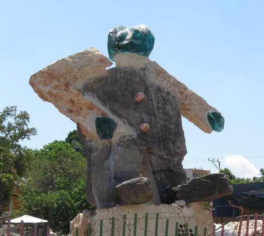 איש האבן - פסל סביבתי עשוי אבן טבעית בדמות דמות אנושית מופשטת, יצירתו של האמן וינקלר צ'ן