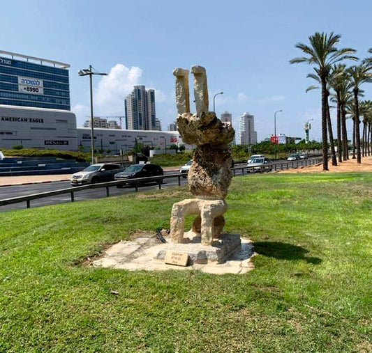 פסל סביבתי "בן גוריון עומד על הראש" - יצירת אמנות ציבורית מאת חן וינקלר, מוצב בנתניה משנת 2019