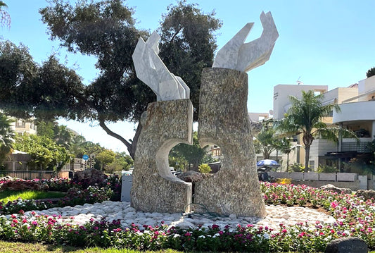 אנדרטת "ידיים לבנות" - פיסול סביבתי מאבן לבנה דמוית מאובן עץ לזכר חנוך פרנקל במזכרת בתיה, 2022
