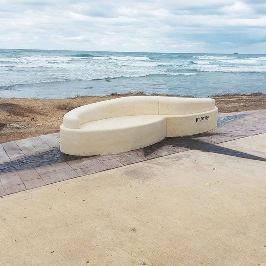 אנדרטת "אינסוף" לזכר רס"ן חן פוגל - פיסול סביבתי של האמן וינקלר בטיילת בת-גלים בחיפה