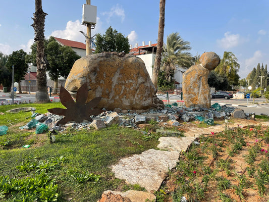 פסל מונומנטלי "יונה והלויתן" מאת חן וינקלר - יצירת אמנות סביבתית מרשימה העשויה אבן בזלת, מתכת מוחלדת, קריסטלים וזכוכית במועצה אזורית שפיר