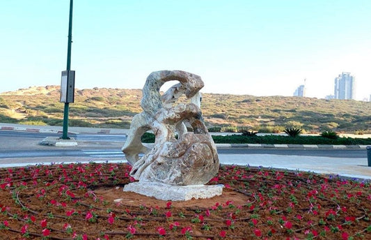 אנדרטת "פנינת פניני" - יצירת פיסול סביבתי מונומנטלית בעיצוב וינקלר חן, מוצבת בעיר ימים נתניה משנת 2019