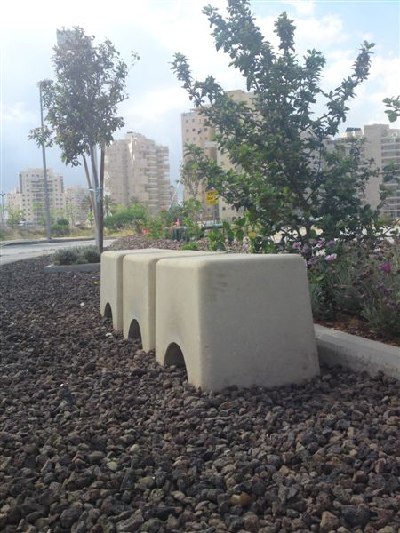 ספסל מעוצב מפסולת ממוחזרת בגוון טבעי בעיצוב מינימליסטי מבית וינקלר האומן, שילוב של אמנות ירוקה ופונקציונליות