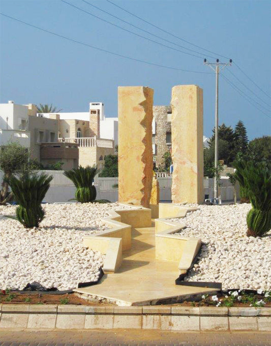 אנדרטת נפתלי באשדוד - פיסול סביבתי בצורת ביקוע המורכב משני גושי מכבים המנציח את זכרו של החייל נפתלי מגד