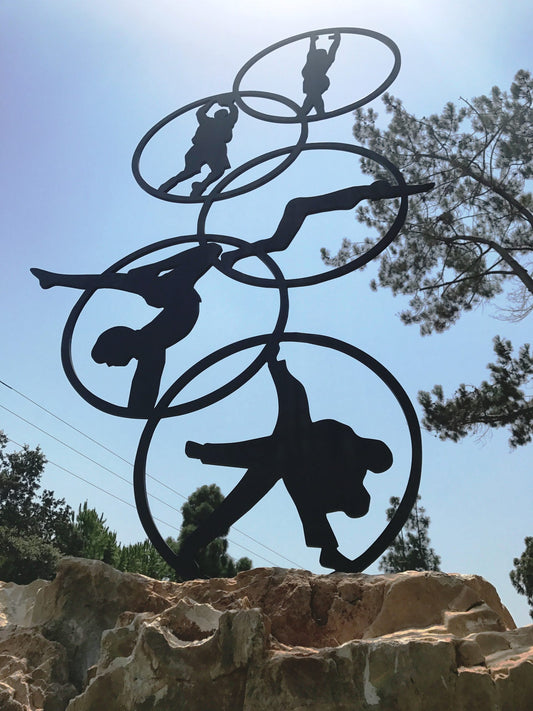 פסל 'אדר' - יצירת אבן סביבתית של האמן וינקלר צ'ן המוצבת במכון וינגייט ומסמלת ערכי ספורט והישגיות