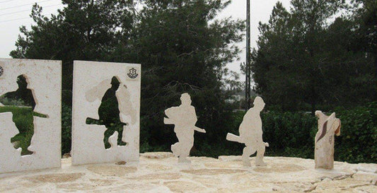 אנדרטת כיבוש קאקון - יצירת פיסול סביבתי במבצר קאקון בעמק חפר לזכר נופלי חטיבת אלכסנדרוני