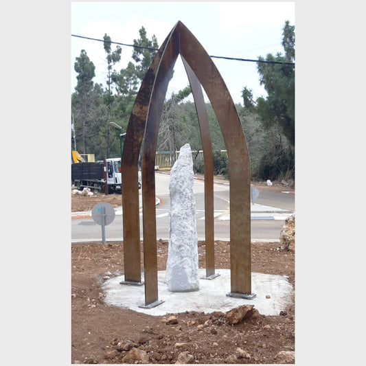 אנדרטה חץ 3 לזכר עופר קינן ז"ל - פיסול סביבתי מעוצב בצורת חץ מאת וינקלר האומן