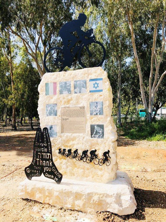 אנדרטה ציבורית "מחווה לברטלי" - יצירת פיסול סביבתי מאת וינקלר צ'ן המוצבת במרחב ציבורי, משלבת אסתטיקה עם ערך הנצחה