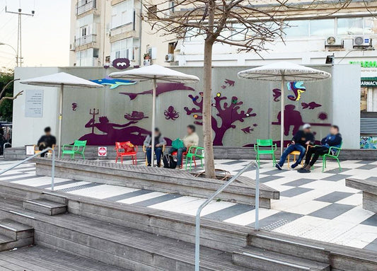 יצירת הפיסול הסביבתי 'יהלומים באקווריום' מאת וינקלר צ'ן בכיכר ציון בנתניה, המציגה יהלומים מפוסלים בתוך מבנה דמוי אקווריום