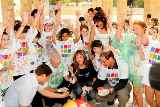 חני נחמיאס בביקור באירוע 'ירוק' בגלריית וינקלר אנדרטאות, מתבוננת ביצירות אמנות סביבתית מחומרים ממוחזרים