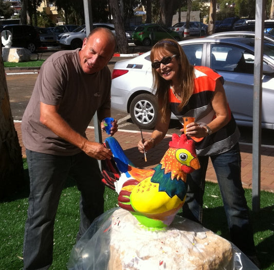 יצירת אומנות ירוקה משותפת של דליק ווליניץ' וחני נחמיאס, המשלבת חומרים ממוחזרים וטכניקות אקולוגיות