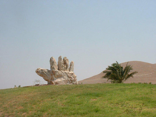אנדרטת יד יאירה של האמן גד אולמן - פסל מונומנטלי בצורת כף יד העשוי מאבנים טבעיות על גבעה מול בניין המועצה
