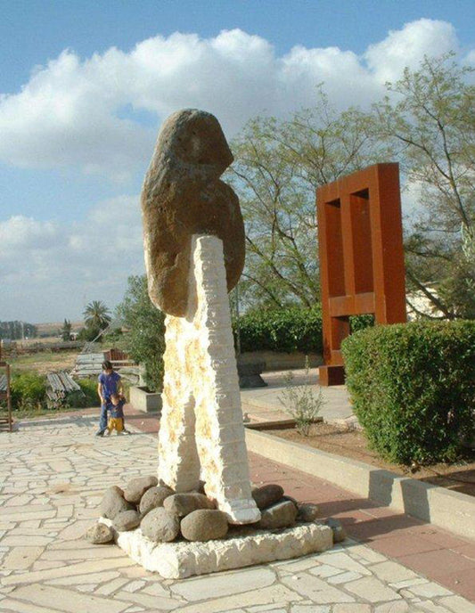 פסל "השומר" - יצירת פיסול סביבתי מאת וינקלר צ'ן, פסל אבסטרקטי בעל נוכחות דומיננטית במרחב