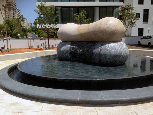 אנדרטת "הברוש" בגן מיכה גוטליב - פסל ברוש מאבן כורכר בגובה 6 מטרים עם דמות צל משברי בזלת, תל אביב