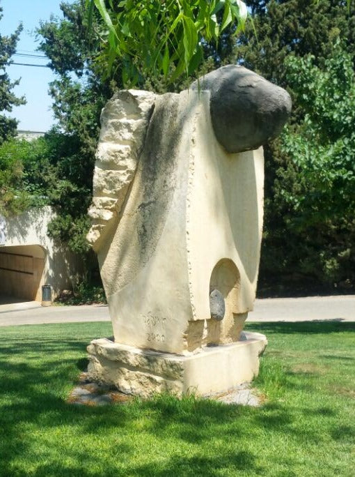 פסל מלאך מפיסול סביבתי מאת וינקלר צ'ן - יצירת אמנות מרשימה המציגה דמות מלאכית בקומפוזיציה מאוזנת ומעודנת