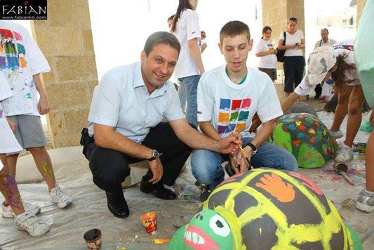 אירוע ירוק – צב השעה, יצירת אומנות ירוקה מבית וינקלר אנדרטאות המציגה פרשנות מקורית לדמות הצב בטכניקות אקולוגיות