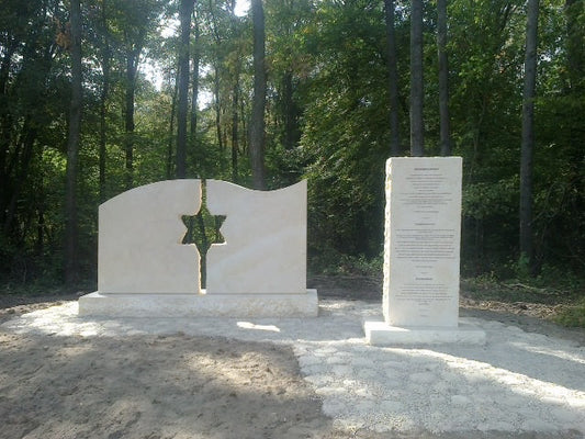 אנדרטת זכרון השואה ברייגרוד, פולין - יצירת אבן מונומנטלית המנציחה את הקהילה היהודית שנספתה בשואה