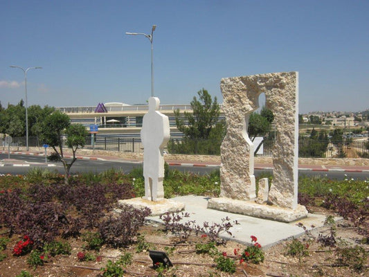 אנדרטת 'חלל' - יצירת פיסול סביבתי מונומנטלית מאת האמן וינקלר צ'ן, המשלבת חומרים מודרניים בתכנון מרחבי ייחודי