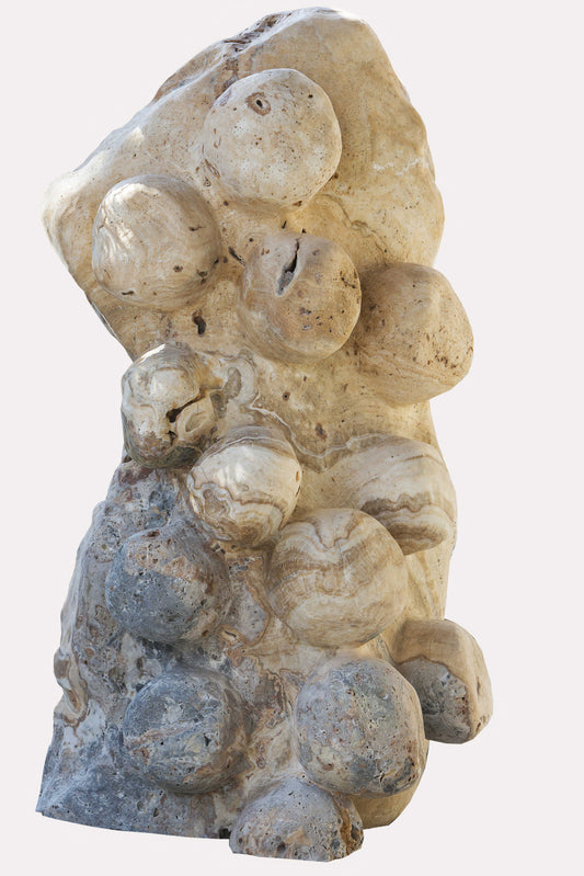 פסל שאקטי מאבן אוניקס צבעונית - יצירת אמנות המסמלת נשיות ופוריות עם קווים רכים וצורות מעוגלות