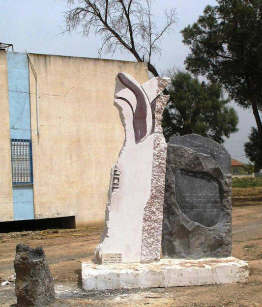 אנדרטת דמעה ואש התמיד לזכר חללי מושב בטחה - פיסול סביבתי מאבן גרניט ואבן ירושלמית בעיצוב האדריכל דן מרגלית