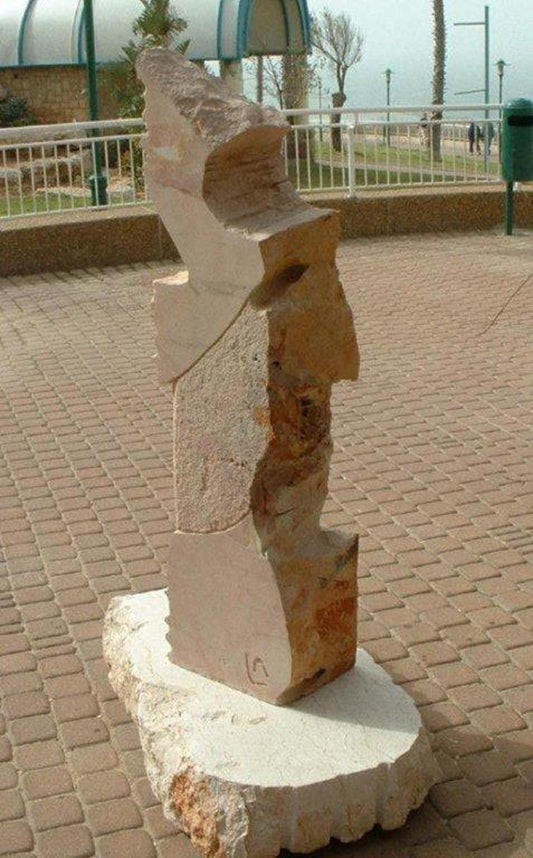 פסל 'יקום' - יצירת פיסול סביבתי מאבן יפתח מאת וינקלר אנדרטאות, המוצב בבניין קיסנג'ר במנהטן