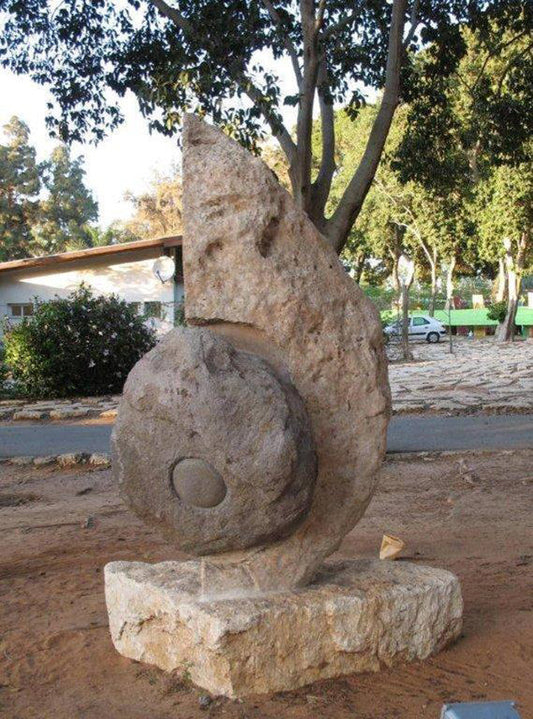 פסל סביבתי 'בריאה' מאת וינקלר צ'ן - יצירת אמנות מרהיבה המשלבת חומרים טבעיים ועיצוב מודרני