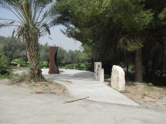 אנדרטה מרשימה המנציחה חטיבות ואוגדות צה"ל שנסגרו, פיסול סביבתי מעוצב מאת וינקלר חן