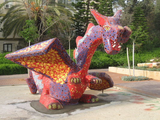 פסל דרקון צבעוני עשוי פסיפס קרמיקה בגן סיפור חולון, חלק מיצירת 'תיבת האוצר של צ'מבלו' מאת וינקלר האומן
פיסול סביבתי ירוק
פסלים