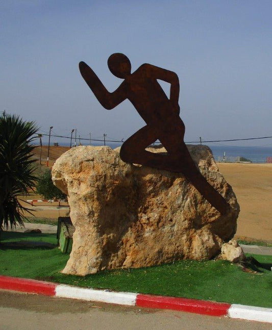 פסל ספורטאי בה"ד 8 - יצירת פיסול סביבתי מאת וינקלר צ'ן המציגה דמות אתלטית בתנוחה דינמית