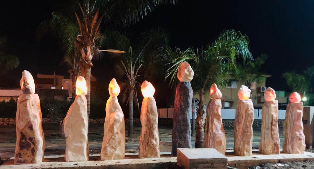 החנוכיה - יצירת פיסול סביבתי מאת וינקלר חן, עבודת אמנות המשלבת מסורת יהודית בעיצוב עכשווי מקורי