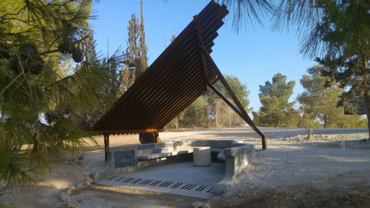אנדרטת הפסנתר במצפה נעם - יצירת פיסול סביבתי להנצחת סמ"ר נעם רוזנטל שנפל במבצע צוק איתן