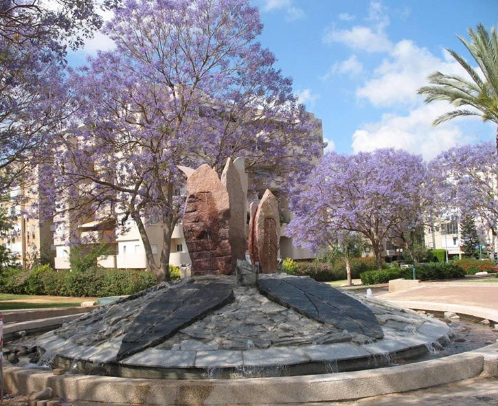 אנדרטת "דם המכבים" - פיסול סביבתי משברי אבני גרניט עם מזרקת דמעות בכניסה לבית יד לבנים בהוד השרון