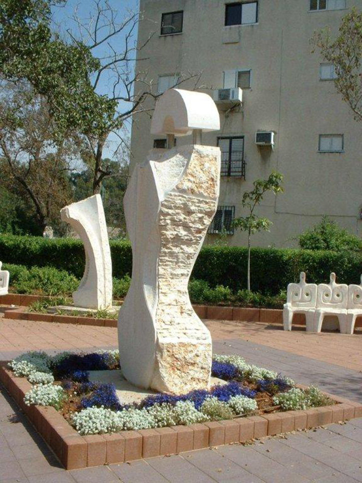 פסל "Women" מאת וינקלר חן - יצירת פיסול סביבתי מרשימה שהוצגה בשבוע האישה בחולון